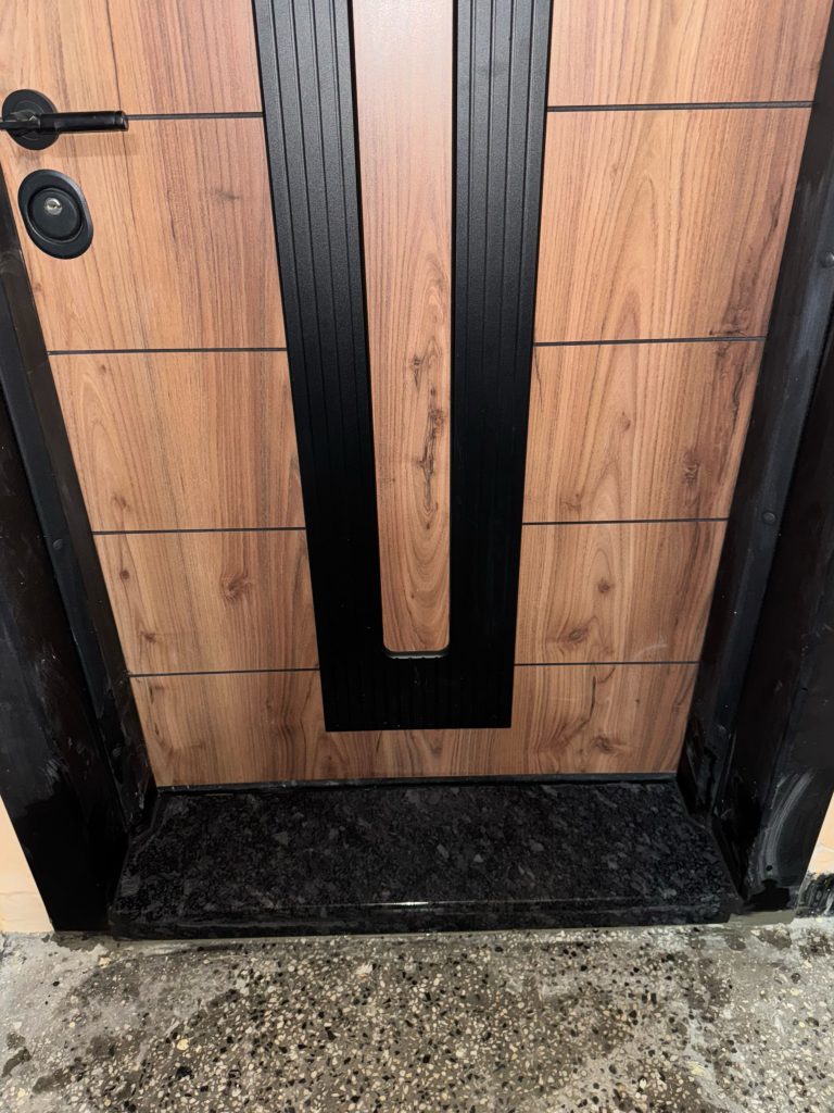 праг за врата на в черен цвят