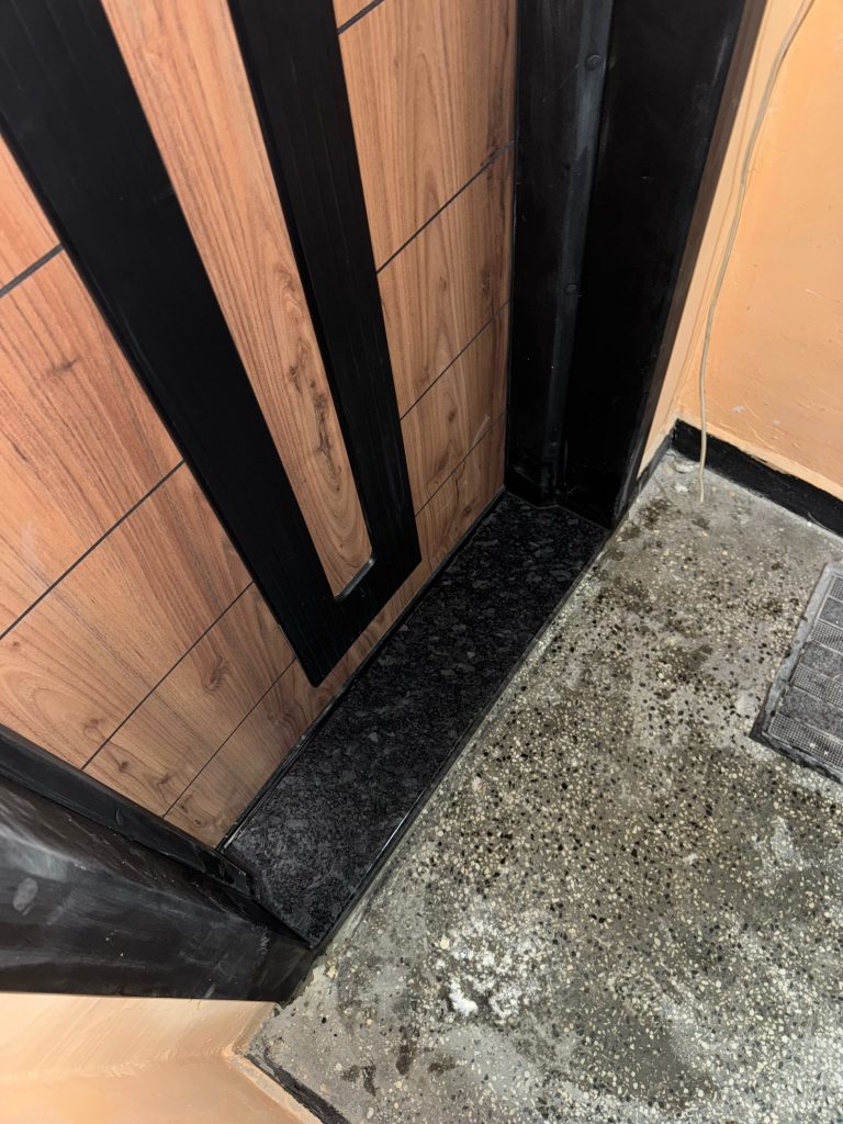 праг за входна врата в черен цвят